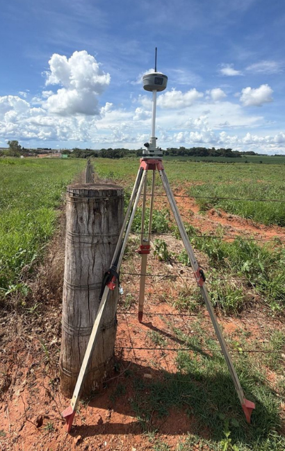 Equipe da Mappa Engenharia realizando levantamento topográfico em campo